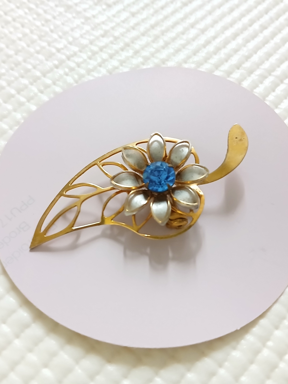 Vintage gold tone blue rhinestone flower/ leaf brooch,2 1/4, mint